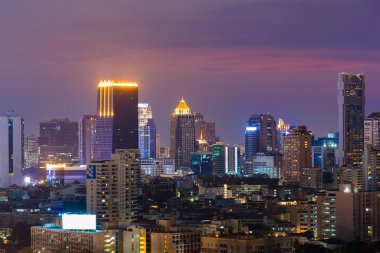 Gece ışık, alacakaranlık şehir ofis cityscape arka plan