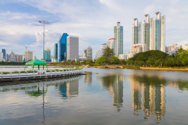 Kamu parki gölde su üzerinde yansıması ile bina şehir ofisi