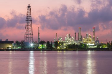 Petrol rafinerisi nehir açık gece manzarası