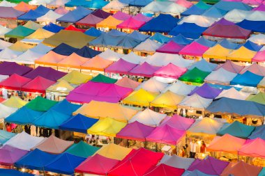 Birden çok renk gece Pazar çatı üst