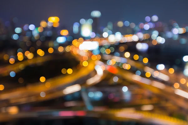 Suddig bokeh lyser vägen natt stadsutsikt, abstrakt bakgrund — Stockfoto