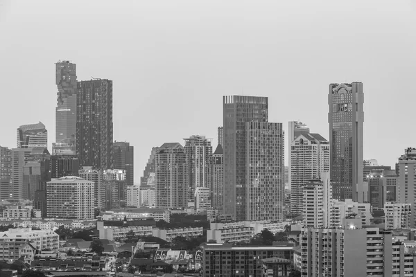 Blanco y negro, Edificio de oficinas en el centro de la ciudad —  Fotos de Stock