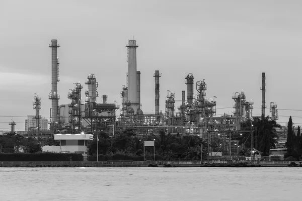Czarno-białe, przednie wody rafinerii oleju — Zdjęcie stockowe