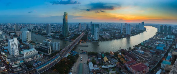 La rivière Chao Phraya traverse le centre-ville de Bangkok — Photo