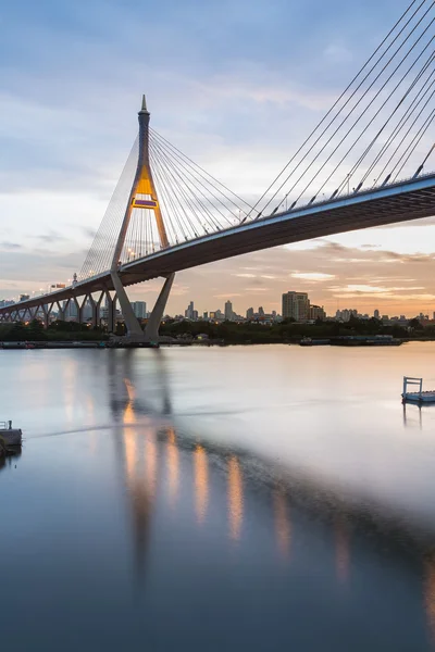 Puente colgante cruza a la ciudad de Bangkok con reflexión —  Fotos de Stock