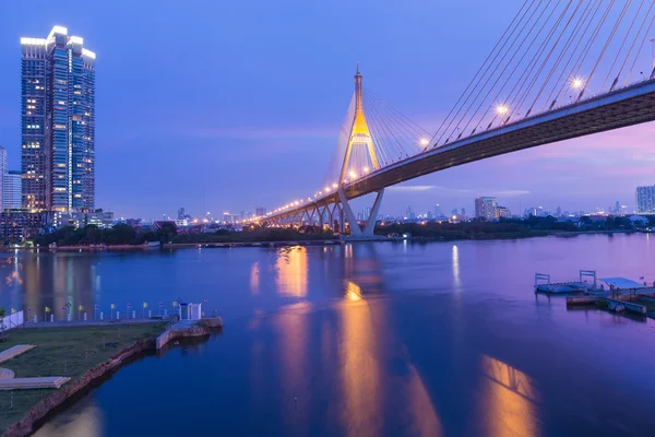 Ponte de suspensão atravessa o rio Bangkok — Fotografia de Stock