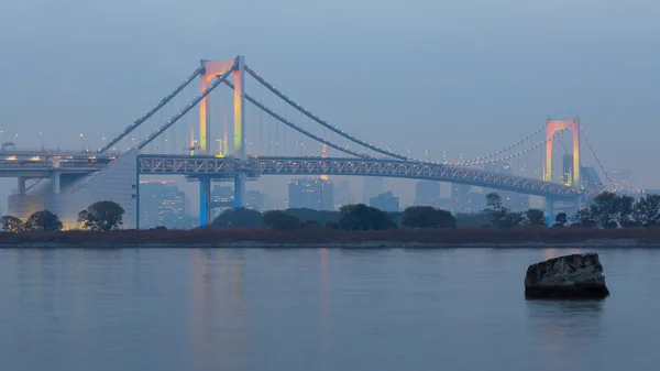 Rainbow bridge connect between Odiba and Tokyo city downtown — Stock Photo, Image