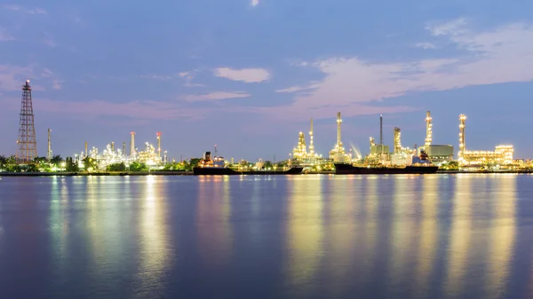 Przodu rzeki Panorama rafinerii petrochemicznych — Zdjęcie stockowe