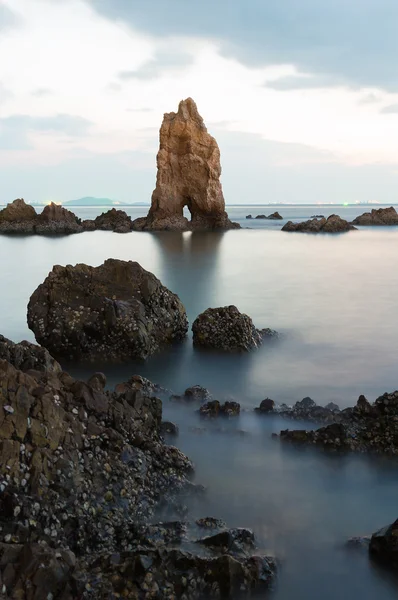 Natural sea rock over coastline with beautiful sunset sky — Stock Photo, Image