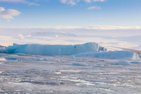 Ice breaking in Jakulsalon lagoon, natural winter landscape — Stock Photo, Image