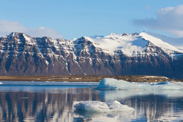 Islandia Laguna de Jokulsarlon con fondo montañoso —  Fotos de Stock