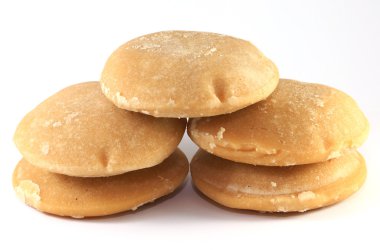 Beyaz arkaplanda hindistan cevizi şekeri