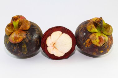 Mangosteen beyaz üzerine izole