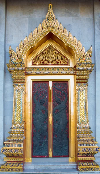 Храм двери в классическом тайском стиле — стоковое фото