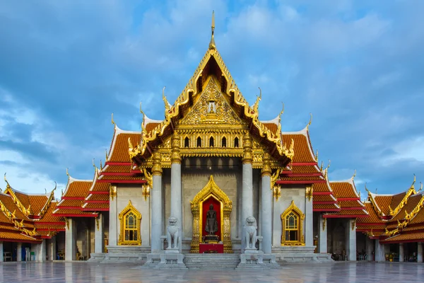 Achterkant van marmeren tempel — Stockfoto