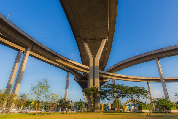 道路公園の下で、タイのバンコク — ストック写真