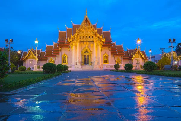 Λυκόφως στο μαρμάρινο ναό Μπανγκόκ — Φωτογραφία Αρχείου
