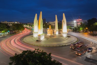 Güneş battıktan sonra demokrasi Anıtı