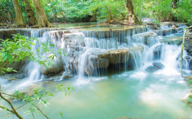Şelale ve mavi derin orman Tayland akışında