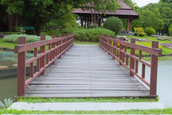 Houten brug in het park — Stockfoto