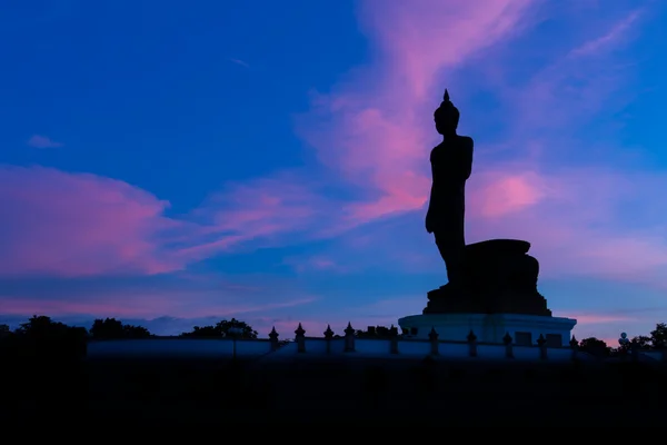 夕阳的背景下，泰国的侧影佛 — 图库照片