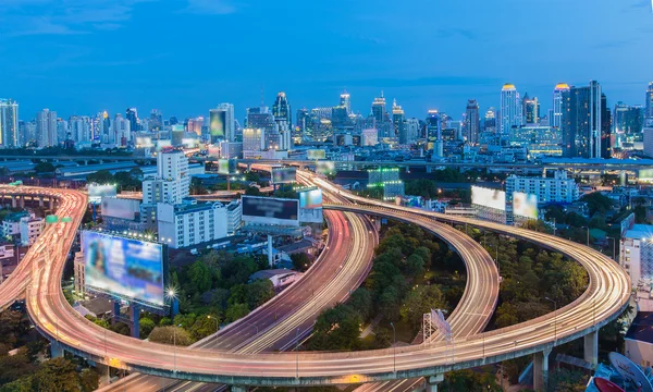 Baiyok tower Bangkok ile Cityscape alacakaranlık — Stok fotoğraf