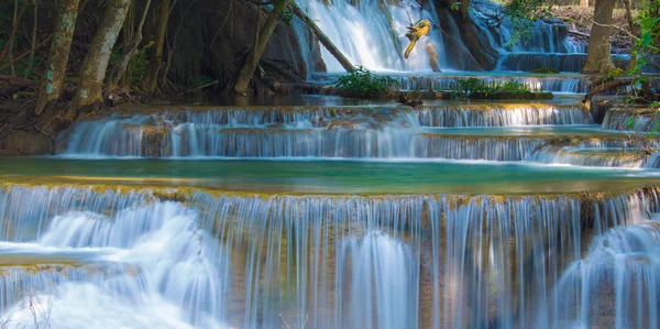 Cascada de bosque profundo en Kanchanaburi, Tailandia —  Fotos de Stock