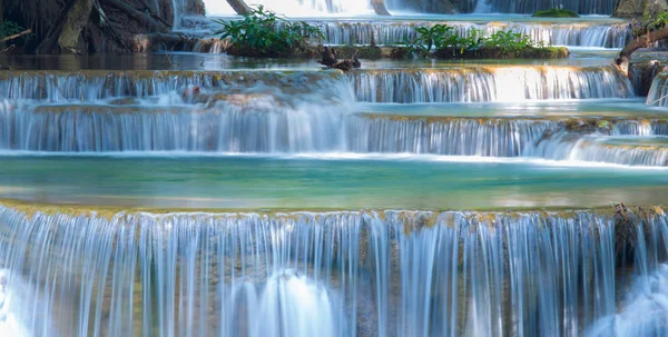 Thajsko vodopád v Kanchanaburi (Huay Mae Kamin) — Stock fotografie