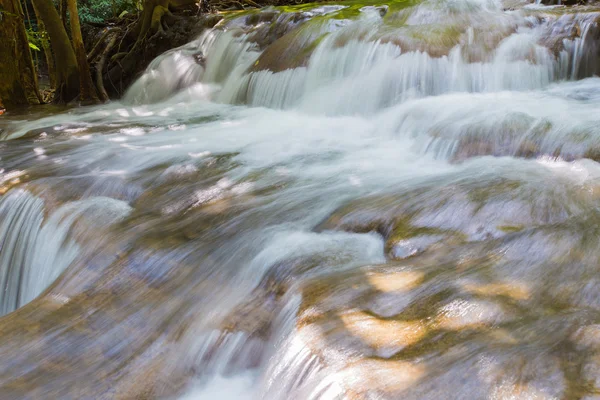 Närbild av miljontals gallons skummande vatten — Stockfoto