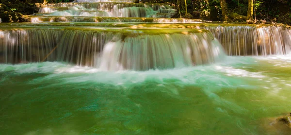 Cachoeira no oeste da Tailândia (cachoeira Erawan ) — Fotografia de Stock