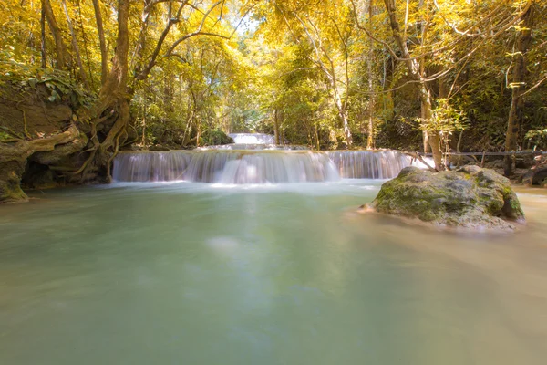 Cascade arrière-cour en saison d'automne — Photo