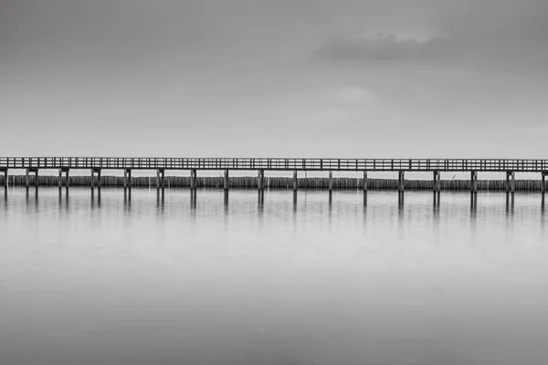 Dřevěný most na pláži — Stock fotografie