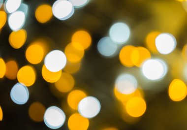 Noel ağacının ufuk binalar. Bokeh arka plan