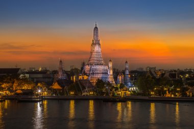 Bangkok Wat Arun tapınağında günbatımı