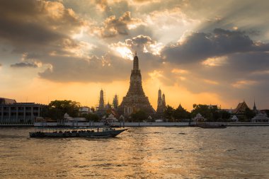 WAT Arun sihouette, nehrin karşısındaki günbatımı.