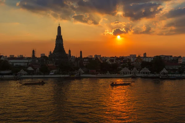 Beauté du coucher du soleil au temple Arun — Photo