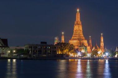 WAT Arun Tapınağı ile birlikte Bangkok Nehri