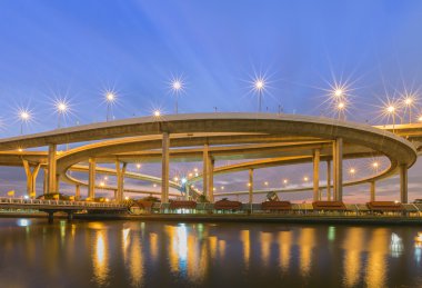 Büyük yükseltilmiş kavşak (Bhumibol Köprüsü) Bangkok, Tayland