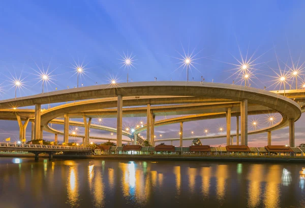 Zvýšenými rozcestí obrovský (Bhumibol most) Bangkok, Thajsko — Stock fotografie