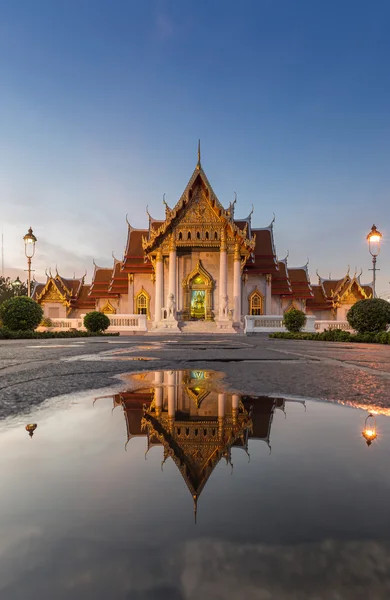 Wat Benjamaborphit o templo de mármol, reflexión sobre el agua, Bangkok Tailandia —  Fotos de Stock