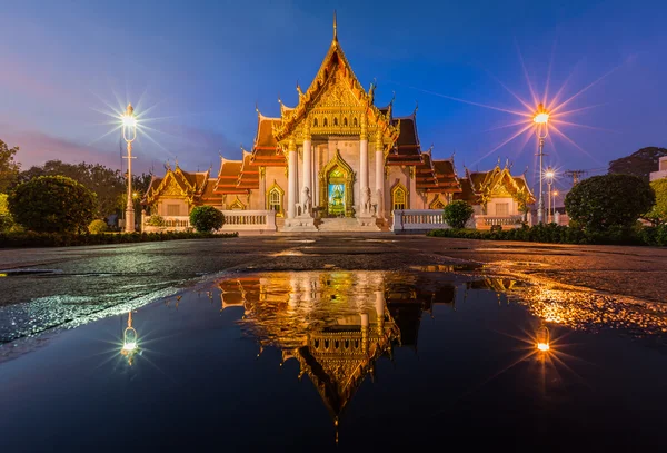 Wat Benjamaborphit nebo Mramorový chrám, vodní reflexe, Bangkok Thajsko — Stock fotografie