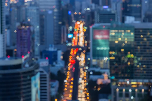 Desenfocado desenfocado grandes luces de la ciudad de tráfico pesado en la noche — Foto de Stock