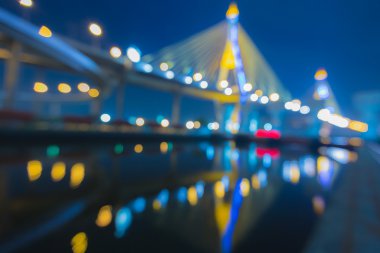 Odak bokeh ışıklarla Phomipoon Köprüsü'nün dışında su reflextion,