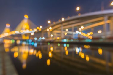 Phomipoon Köprüsü'nün bokeh ışıklarla su yansıma