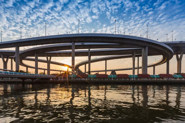 Sunset at Bhomipoon Bridge crosses the Chao Phraya River — Stock Photo, Image