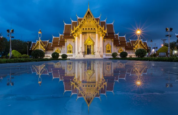 Templo tailandés hermoso, templo de mármol en el crepúsculo con la relfección del agua —  Fotos de Stock