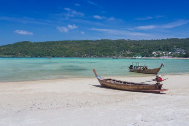 Uzun kuyruklu teknede güzel kum plaj