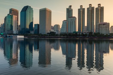 Ofis Binası ile su yansıma gündoğumu sırasında