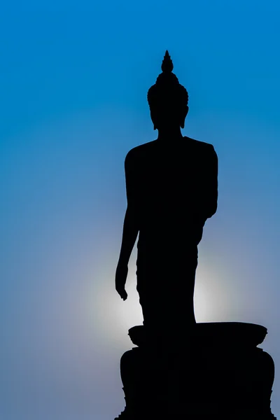 Silhouette di grande statua di Buddha in piedi — Foto Stock