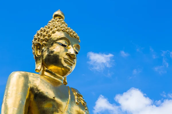 Statuia de aur a lui Buddha, cu cerul senin albastru — Fotografie, imagine de stoc